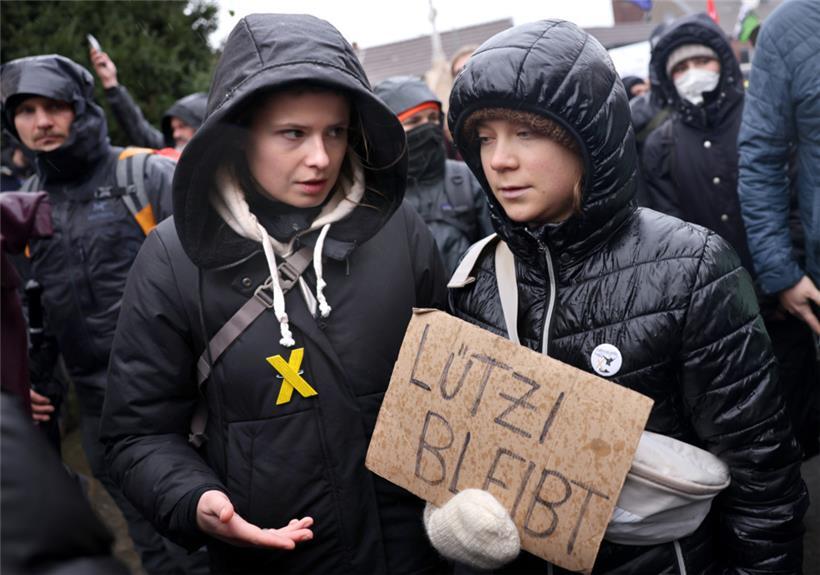 Die Klimaaktivistinnen Luisa Neubauer (l.) und Greta Thunberg nehmen am 14. Januar in Erkelenz an der Demonstration von Klimaaktivisten bei Lützerath unter dem Motto „Räumung verhindern! Für Klimagerechtigkeit“ teil
