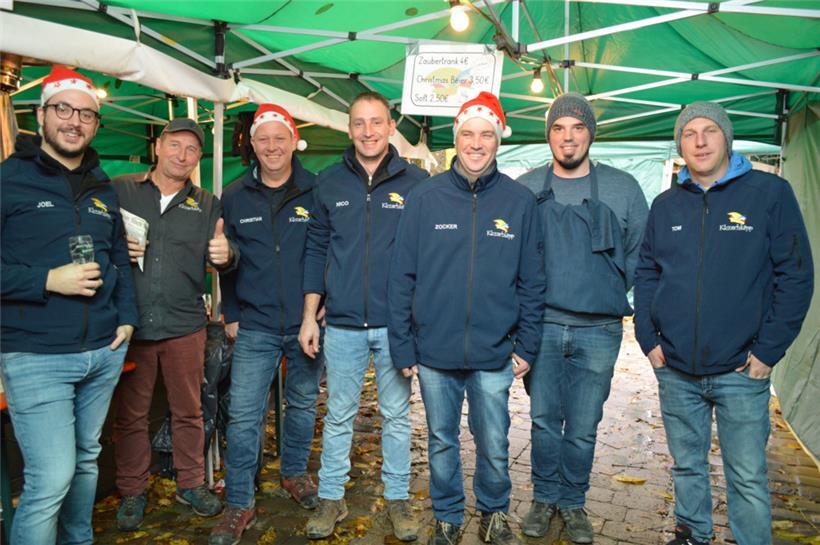 Die „Klunschkäpp“ aus Hoffelt ließen sich die Stimmung nicht durch das miese Wetter verderben 
