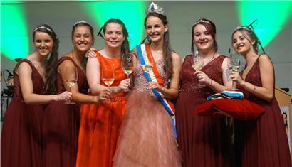 Die Königin hält Hof (v.l.n.r.): Anne-Catherine Schiltz, Zoé Schoeben, Jessica Bastian, Weinkönigin Lee Risch, Loredana Belli und Inès Fernandes Mendes 
