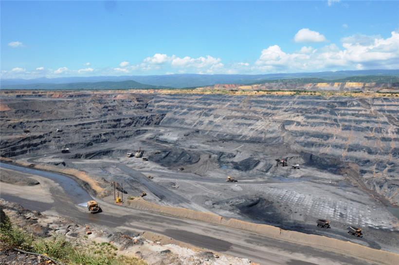 Die Kohlemine „El Cerrejón“ in Kolumbien: An der Kohleförderung im Tagebau ist der Bergbaukonzern BHP beteiligt, in den der Pensionsfonds investiert. Für ein Jahr ausgeschlossen, taucht er nun wieder im Portfolio auf. Die Mine steht immer wieder wegen Zwangsumsiedelungen der indigenen Bevölkerung, Verschmutzung von Luft, Wasser und Vegetation in der Kritik. Das sind Menschenrechtsverletzungen. 
