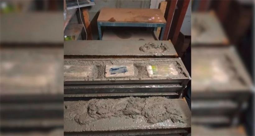 Die Kokainpäckchen wurden im nassen Beton versteckt.
