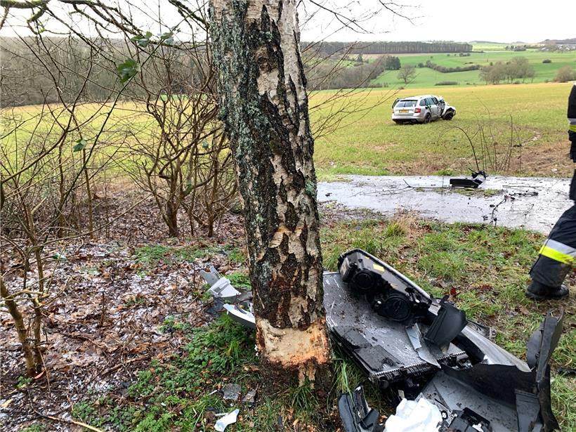 Die Kollision mit dem Baum war so heftig, dass der Motor rechts neben der Straße landete, während das Auto auf der linken Seite in einem Feld zum Stehen kam.
