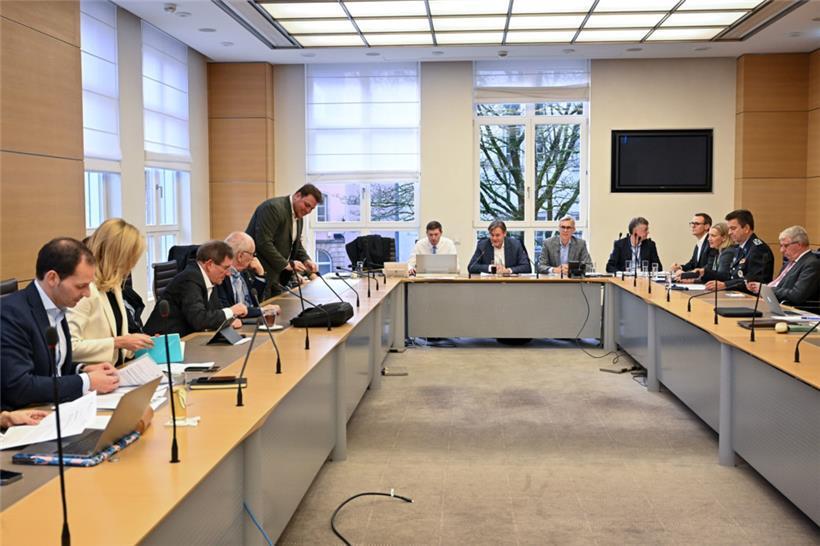 Die Kommission für Innenpolitik stellt Minister Gloden kritische Fragen zu den Plänen der neuen Regierung
