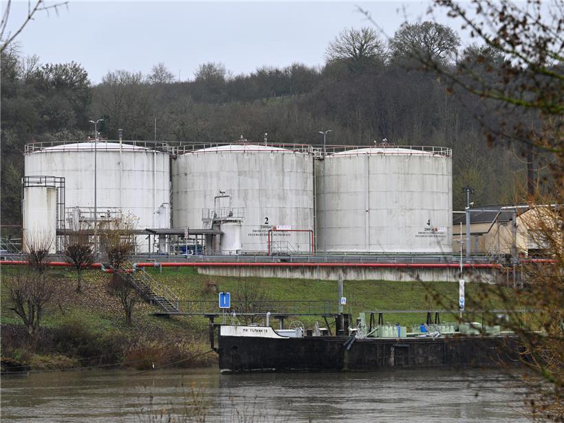 Beratung zu Sicherheitsmaßnahmen beim Ausbau des Tanklagers Mertert mit Experten im Gespräch