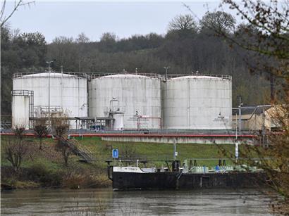 Beratung zu Sicherheitsmaßnahmen beim Ausbau des Tanklagers Mertert mit Experten im Gespräch