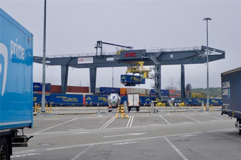 Die Kräne verladen Anhänger und Container auf die Güterwaggons