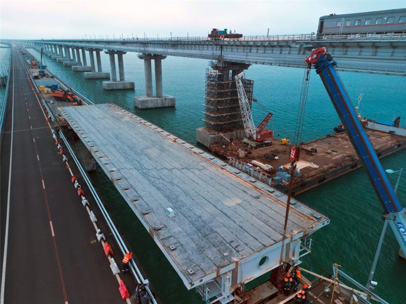 Die Krim-Brücke ist bald wieder repariert: Mit den neuen, von den USA gelieferten Waffensystemen könnte die Ukraine das Bauwerk nachhaltiger beschädigen und für den Gebrauch des russischen Militärs nutzlos machen.
