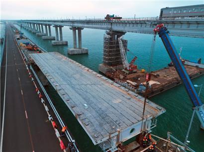 Die Krim-Brücke ist bald wieder repariert: Mit den neuen, von den USA gelieferten Waffensystemen könnte die Ukraine das Bauwerk nachhaltiger beschädigen und für den Gebrauch des russischen Militärs nutzlos machen.
