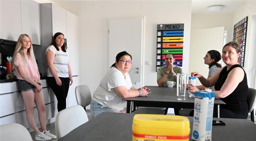 Die Küche ist ein Ort der Begegnung: (v.l.) die Betreuerinnen Romina und Anna, die Bewohner Anne-Catherine, Marc, Mélanie und Sonia
