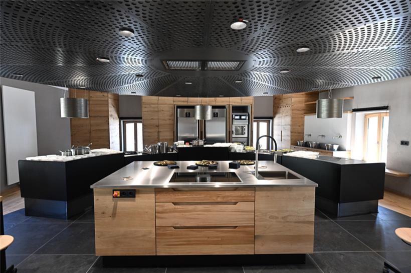 Die Küche ist, neben dem Garten, das Herzstück der Schule
