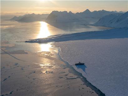 Luftaufnahme der kühlen Küste von Svalbard im hohen Norden mit arktischer Landschaft und Bodenschätzen Norwegens
