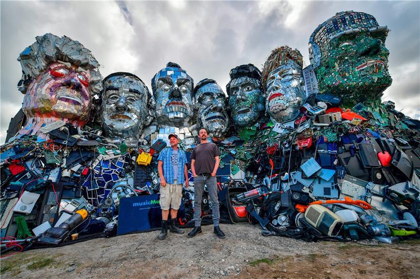 Die Künstler Alex Wreckage (l.) und Joe Rush von der „Mutoid Waste Company“ stehen vor dem G7-Gipfel in Cornwall vor ihrem Kunstwerk „Mount Trashmore“ am Strand bei Gwithian. Mit metergroßen Ebenbildern der G7-Gipfelteilnehmer aus Altmetall (v.l.): Boris Johnson (Großbritannien), Yoshihide Suga (Japan), Emmanuel Macron (Frankreich), Mario Draghi (Italien), Justin Trudeau (Kanada), Angela Merkel (Deutschland) und…
