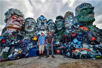 Die Künstler Alex Wreckage (l.) und Joe Rush von der „Mutoid Waste Company“ stehen vor dem G7-Gipfel in Cornwall vor ihrem Kunstwerk „Mount Trashmore“ am Strand bei Gwithian. Mit metergroßen Ebenbildern der G7-Gipfelteilnehmer aus Altmetall (v.l.): Boris Johnson (Großbritannien), Yoshihide Suga (Japan), Emmanuel Macron (Frankreich), Mario Draghi (Italien), Justin Trudeau (Kanada), Angela Merkel (Deutschland) und…
