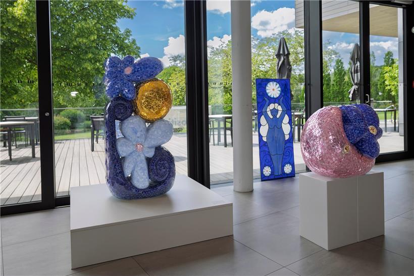 „Le verre dans tous ses éclats“ wartet mit facettenreicher Glaskunst auf Die Künstlerin Lisa Junius präsentiert in Hesperingen ein Mosaik