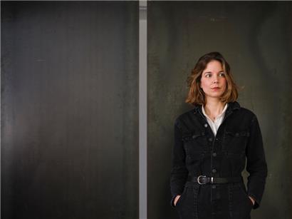 Die Künstlerin Lisa Kohl befasst sich in ihrem Werk mit aktuellen Problemen der heutigen Zeit
