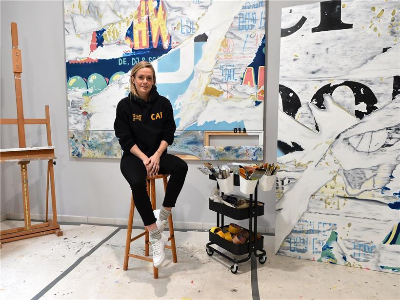 Sandra Lieners stellt 2020 ihre Kunstwerke in der Reuter-Bausch Galerie aus, Foto der Künstlerin vor Gemälden