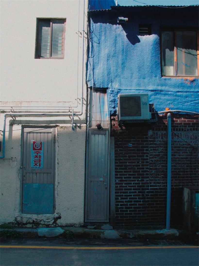 Die Künstlerin und Aktivistin siren eun young jung hat sich im Rahmen des „Dongducheon Project (2007-2009)“ mit dem Thema Sexarbeit in den Camptowns befasst. Zu sehen ist hier Fig. 15 von der Serie „The Narrow Sorrow“ (2007).
