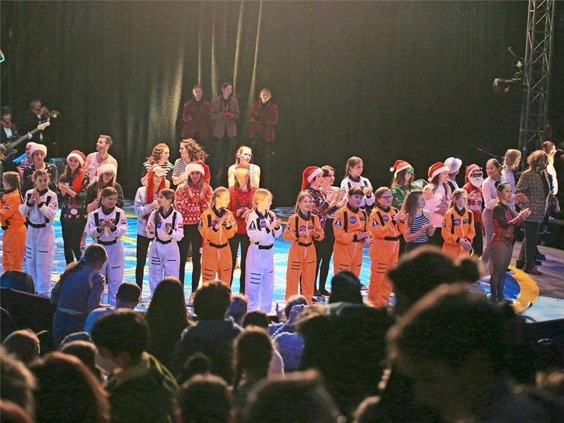 Die Künstlerinnen und Akrobatinnen nehmen gebührenden Applaus entgegen
