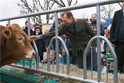 Die Kuh wirkte relativ unbeeindruckt von Großherzog Henri
