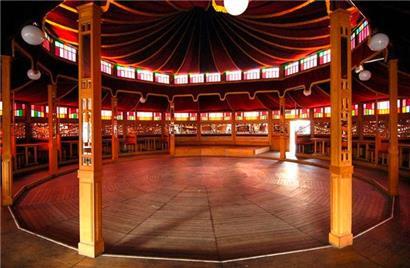 Die Kulturhauptstadt 1995 lässt grüßen: Das Spiegelzelt „Magic Mirror“ im Park von Schloss Bettemburg ist Austragungsort zahlreicher Veranstaltungen
