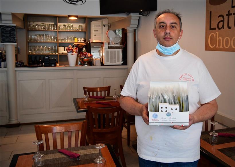 Die Kunden von Mario Pastore holen weiterhin lieber das Essen ab, als im „Café du Centre“ zu essen
