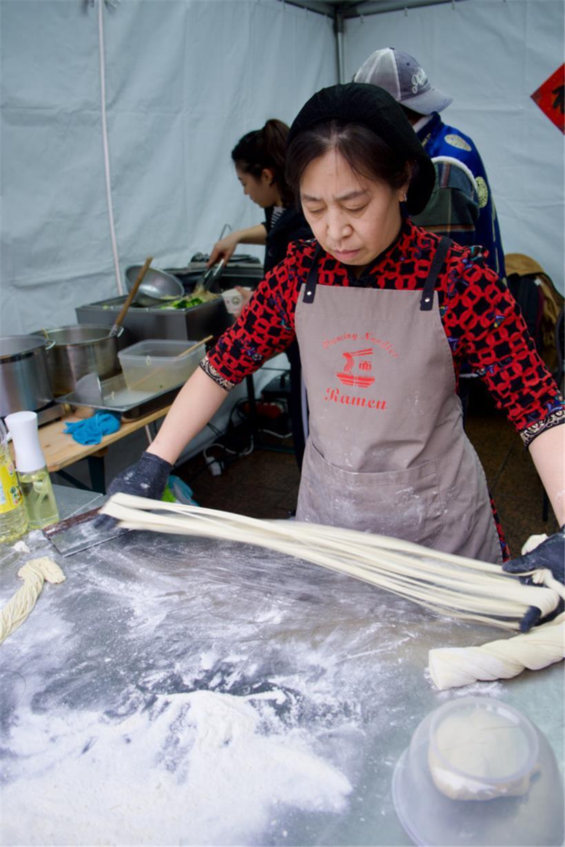 Die Kunst des Nudelziehens, eine Technik, die Xu Ying seit ihrer Kindheit in Nordchina beherrscht
