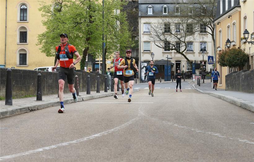 Die Läufer der Grand-Ducale kurz nach dem Start am Sonntagmorgen