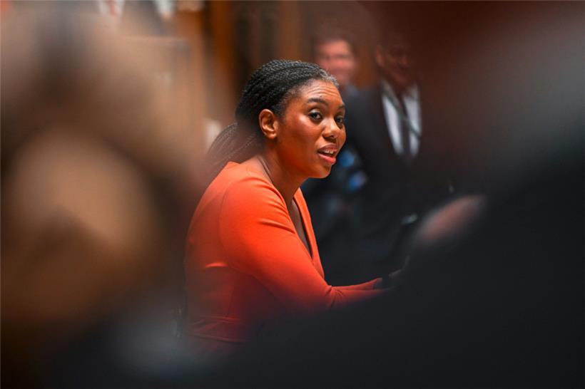 Die Leaderin der Conservative Party, Kemi Badenoch, hat sich öffentlich mit Nigel Farage angelegt
