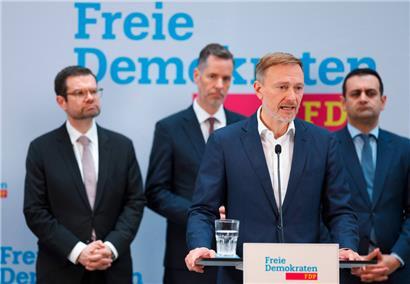 Die Leidensmine des FDP-Chefs Christian Lindner nach seinem Rauswurf aus der Regierung ist inszeniert, er wollte es so, das ist längst bekannt. Nun strauchelt die Parteispitze und als erster ging am Freitag FDP-Generalsekretär Bijan Djir-Sarai (r.)
