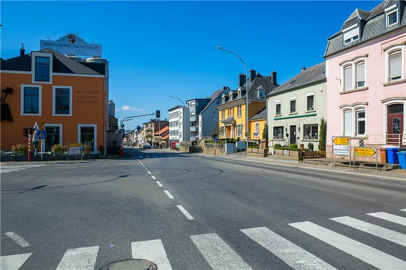 Die Leute halten sich an die Ausgangsbeschränkungen. Die sonst viel befahrene Hauptdurchgangsstraße in Käerjeng ist jetzt oft leer.
