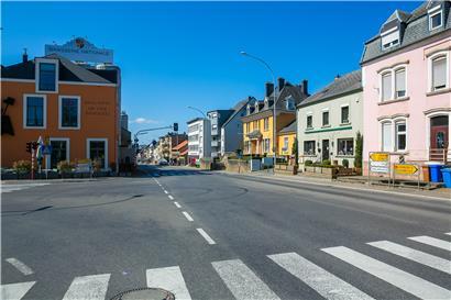 Die Leute halten sich an die Ausgangsbeschränkungen. Die sonst viel befahrene Hauptdurchgangsstraße in Käerjeng ist jetzt oft leer.
