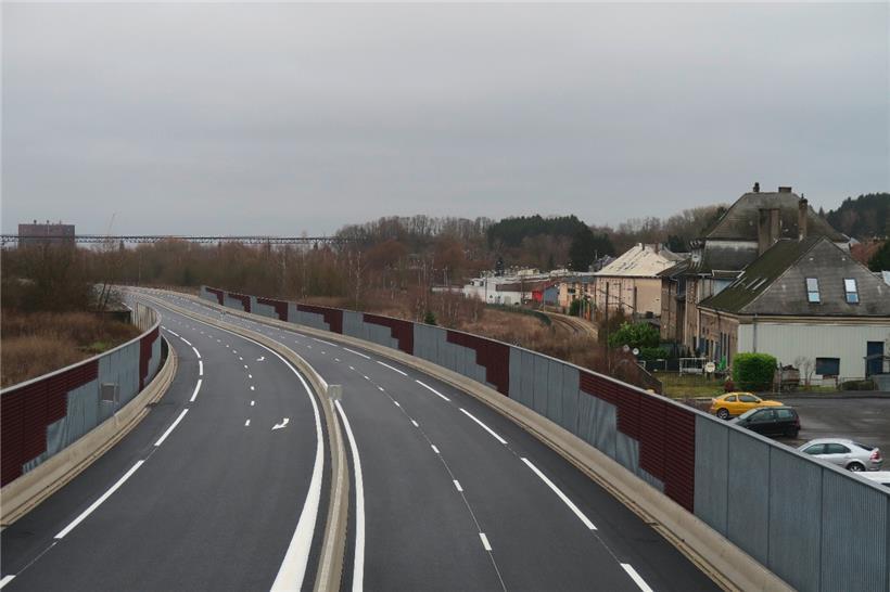 Die „Liaison Micheville“ bildet hinter dem Bahnhof von Audun-le-Tiche eine chinesische Mauer, die eine Weiterfahrt auf eigener Trasse sowohl für die Schiene als auch für einen „Bus à haut niveau de service“ heute quasi unmöglich macht
