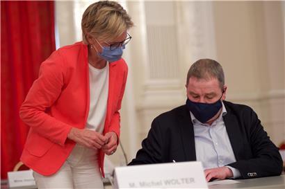 Die Liberalen nennen die CSV „Intrigantenstadl“, die Opposition fordert den Rücktritt von Ministerin Corinne Cahen
