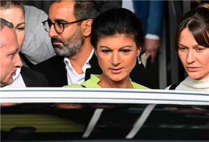 Die Linksfraktion hat in ihrer Sitzung am Dienstag, nach dem Parteiaustritt von Sahra Wagenknecht und deren Mitstreitern, ihre Selbstauflösung beschlossen
