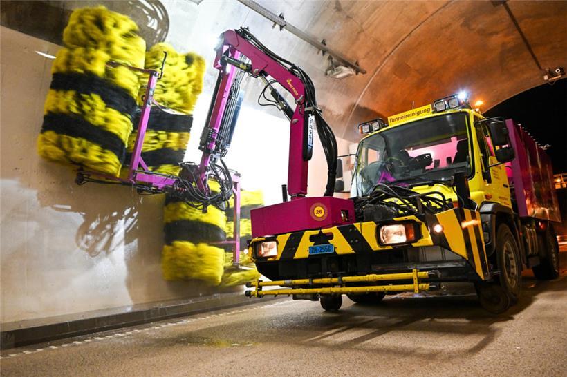 Die Lkws – eine Spezialanfertigung – sind mit vier Reinigungs-Rollbürsten ausgestattet
