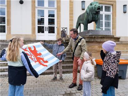 Löwenstatue vor Luxerburger Rathaus als Symbol für Stärke und historische Wappendarstellung Luxemburgs