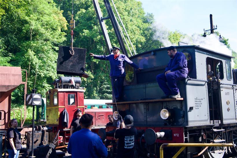 Die Lok wird mit frischer Kohle beladen