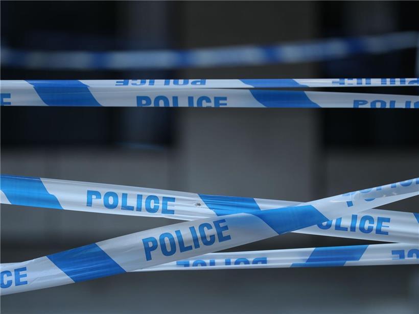 London Bridge abgesperrt durch Polizei mit gelbem Absperrband wegen Sicherheitsmaßnahme