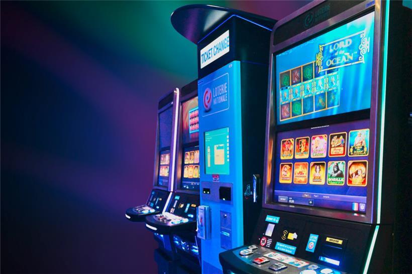 Die Loterie Nationale hat auch Geldspielautomaten in den Cafés stehen – das Hauptproblem sind allerdings die illegalen Maschinen
