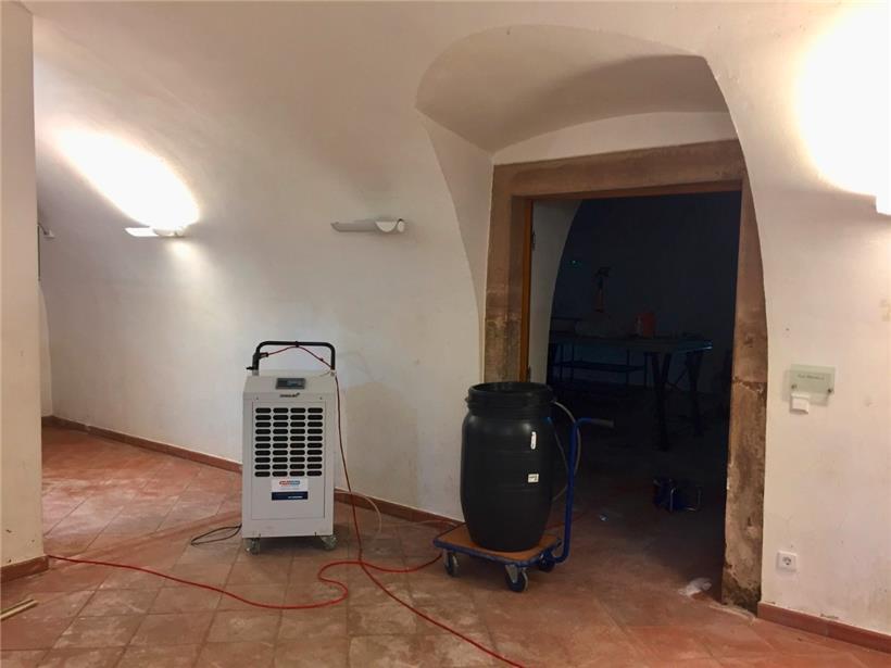 Die Luftentfeuchter laufen auf Hochtouren, doch bis die Sandsteinmauern trocken sind, wird es wohl noch eine Weile dauern
