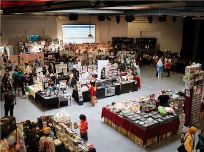 Besucher der LuxCon Messe genießen innovative Lichtdesigns und moderne Beleuchtungstechnologien