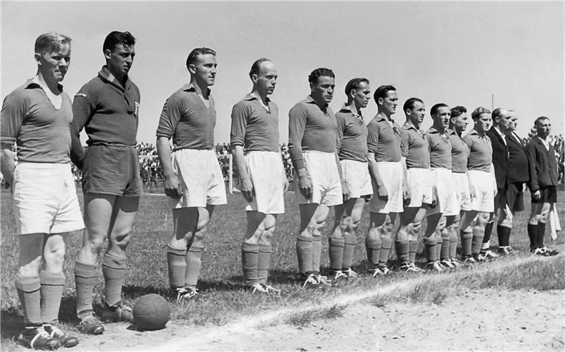 Die Luxemburger Elf, die am 13. Mai 1945 mit 4:1 gegen Belgien gewann: V.l.n.r.: „Ensch“ Mengel (Kap.), Benny Michaux, Camille Libar, Léon Mart, Nic Witry, Dominique Wantz, Paul Reuter, Nic Pauly, Alphonse Feyder, Marcel Lahure, Gusty Kemp
