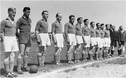 Die Luxemburger Elf, die am 13. Mai 1945 mit 4:1 gegen Belgien gewann: V.l.n.r.: „Ensch“ Mengel (Kap.), Benny Michaux, Camille Libar, Léon Mart, Nic Witry, Dominique Wantz, Paul Reuter, Nic Pauly, Alphonse Feyder, Marcel Lahure, Gusty Kemp
