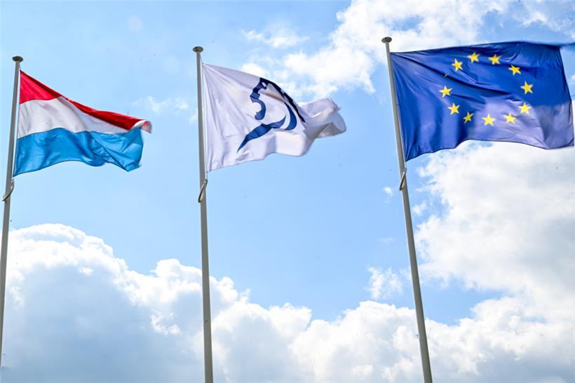 Die Luxemburger Fahne, eine mit dem Logo der „Ville de Luxembourg“ und eine Europafahne wehen am Sonntag bei der Victor-Hugo-Halle im Wind
