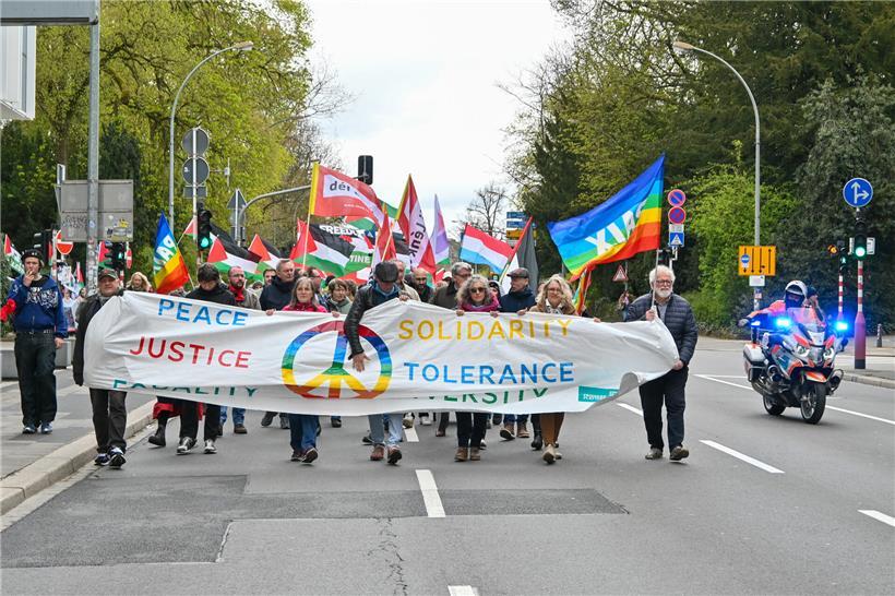 Teilnehmer des Friedensmarschs der Luxemburger Friedensplattform am Ostersamstag für Frieden und Zusammenhalt