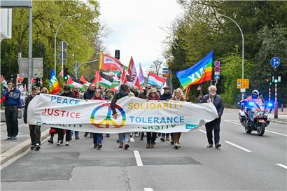 Teilnehmer des Friedensmarschs der Luxemburger Friedensplattform am Ostersamstag für Frieden und Zusammenhalt