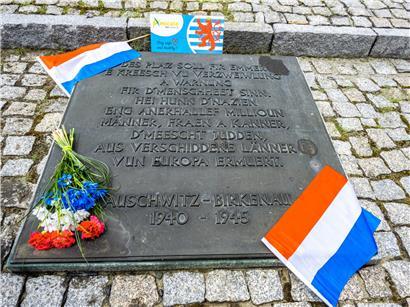 Die Luxemburger Gedenktafel in Auschwitz-Birkenau
