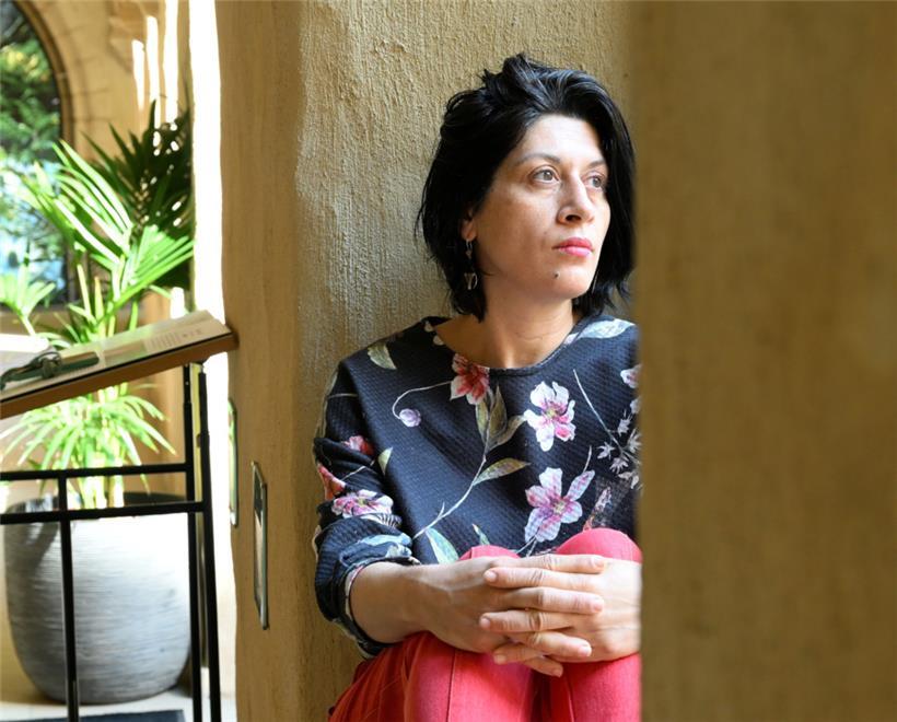 Die Luxemburger Künstlerin Justine Blau hat sich unter anderem mit ihren „fotografischen Skulpturen“ einen Namen gemacht. In ihren Werken hat sie die verschiedenen Sprachen und Verwendungsmöglichkeiten der Fotografie erforscht.
