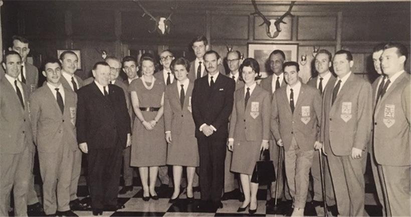 Die Luxemburger Olympiadelegation 1964 nach ihrer Rückkehr bei der offiziellen Audienz im Großherzoglichen Palast: v.l.n.r. Charles Sowa, Johny Schleck, Ady Stefanetti, Vic Kremer, COL-Präsident Paul Wilwertz, Pierre Hentges Sr., Jean Aniset, Großherzogin Joséphine-Charlotte, Georges Welbes, Colette Flesch, Michel Medinger, Großherzog Jean, Ferd Wirtz, Ginette Rossini, Jacques Leurs, Josy Stoffel, Edy Schütz, Pierre Hentges Jr., Ray…
