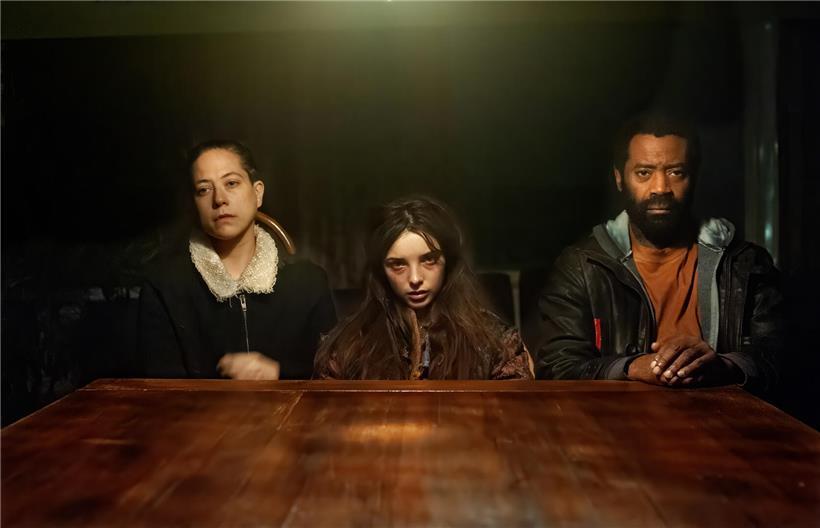 Die Luxemburger Schauspielerin Marie Jung (l.) neben dem „Wolfsmädchen“ Jessica Reynolds und Nicholas Pinnock (r.)